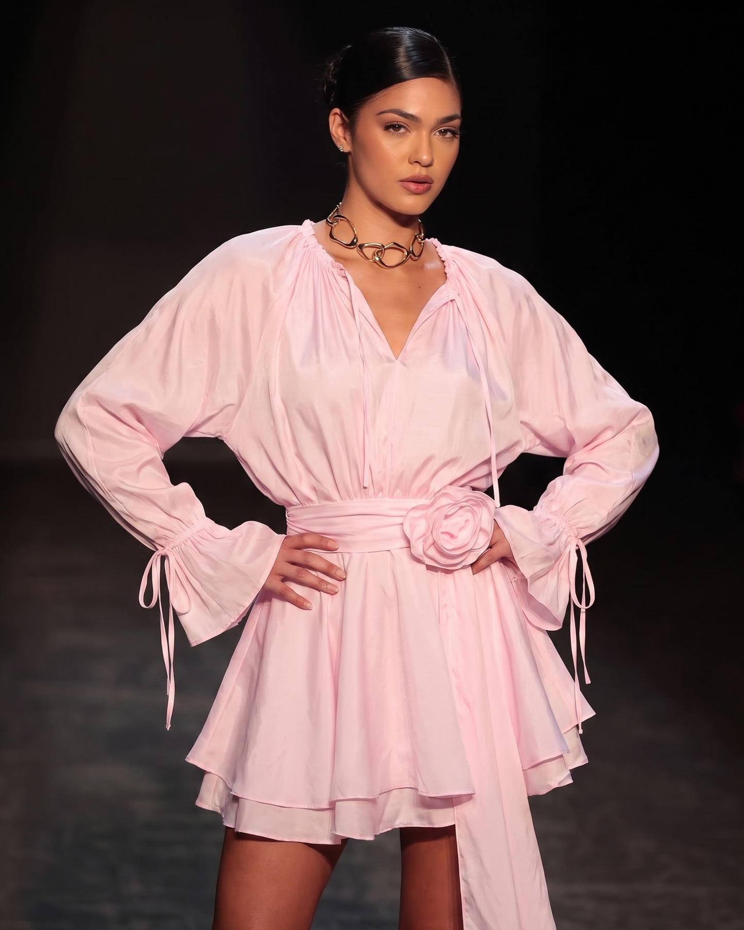 Romantisches Kleid mit Blumenakzenten
