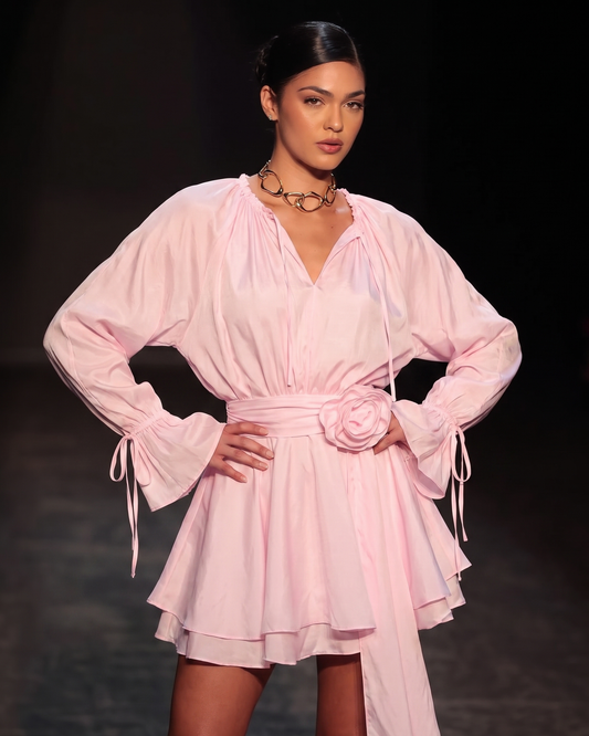 Romantisches Kleid mit Blumenakzenten