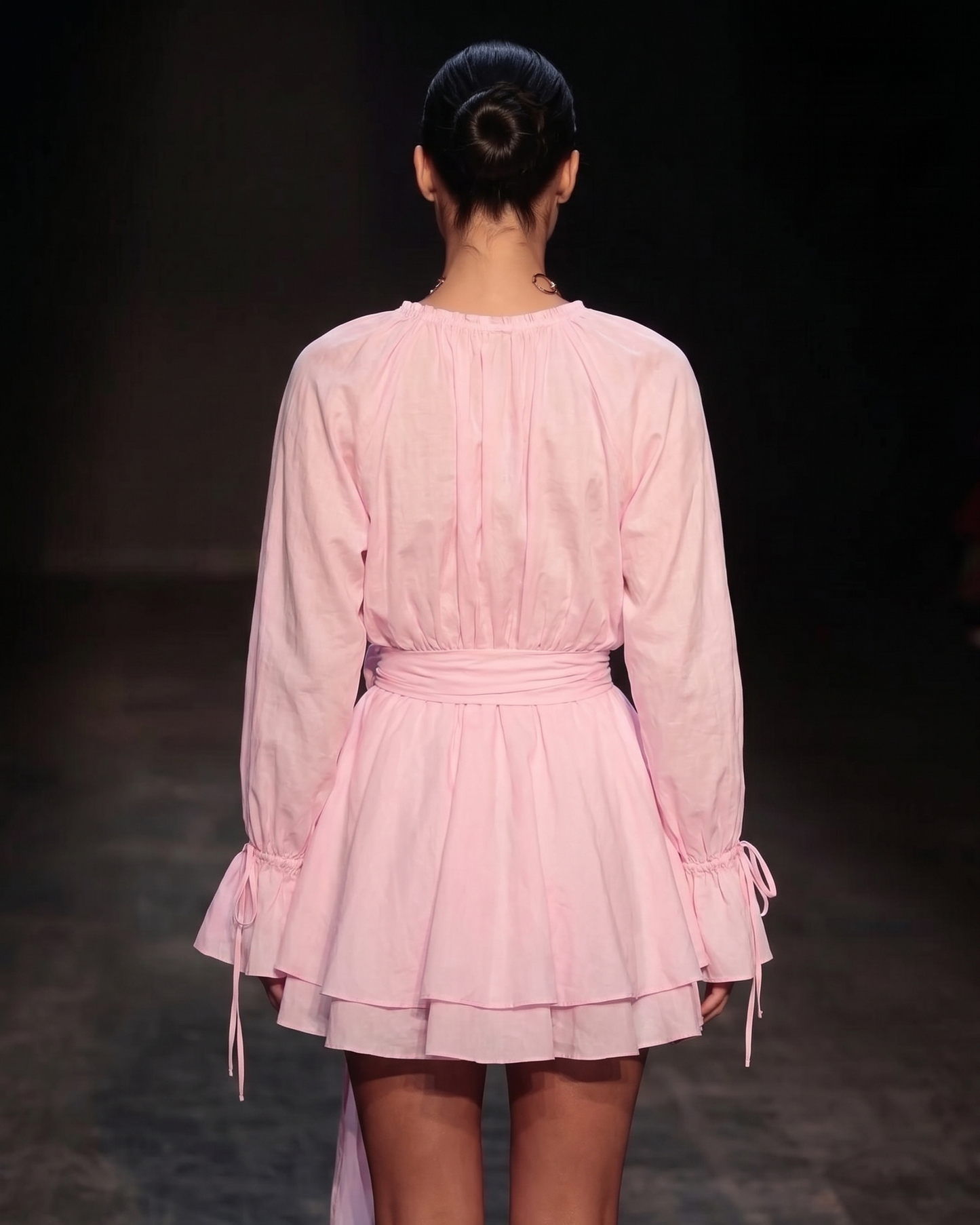 Romantisches Kleid mit Blumenakzenten