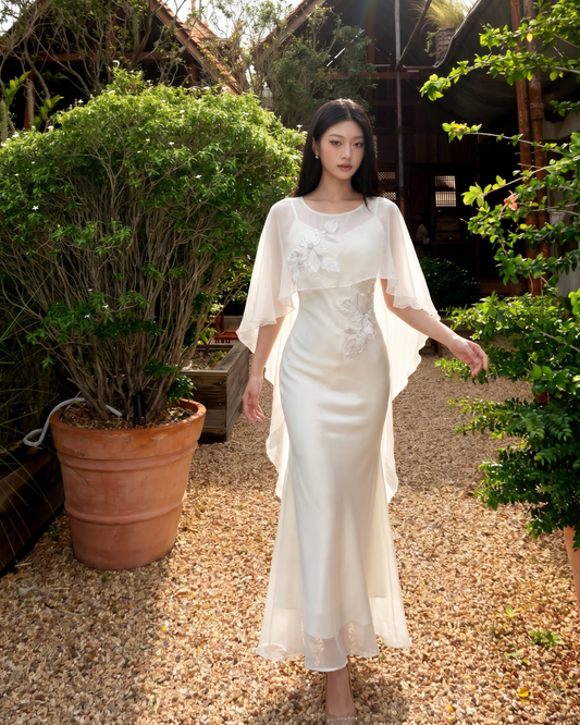 Robe mi-longue blanche avec superposition