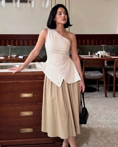 „City Sophisticate“ Asymmetrisches Outfit mit Schößchen-Top und Midi-Rock